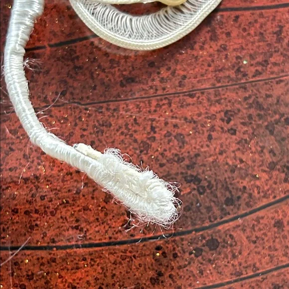 Handcrafted White Floral Headband tierra. wedding band - Picture 4 of 10